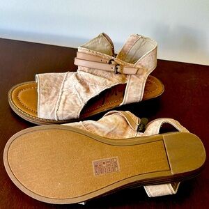 Blowfish Malibu sandles. Size 8. Never worn.